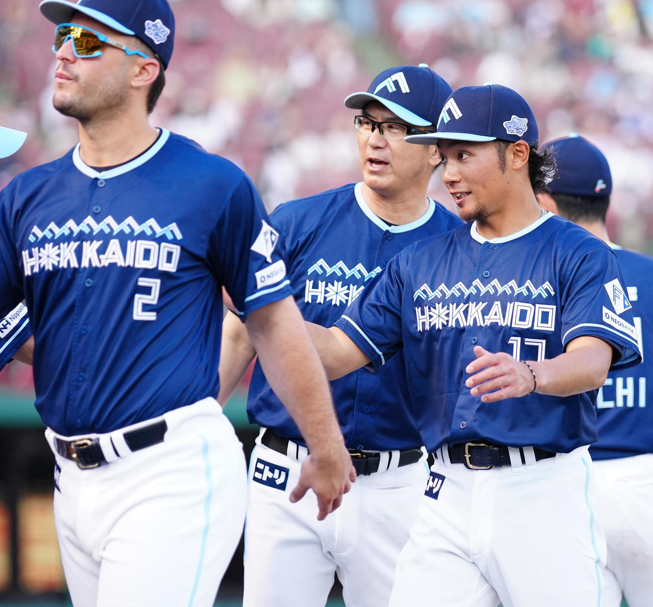 楽天対日本ハム　勝利投手の日本ハム伊藤大（右）はタッチを交わす（撮影・鈴木みどり）