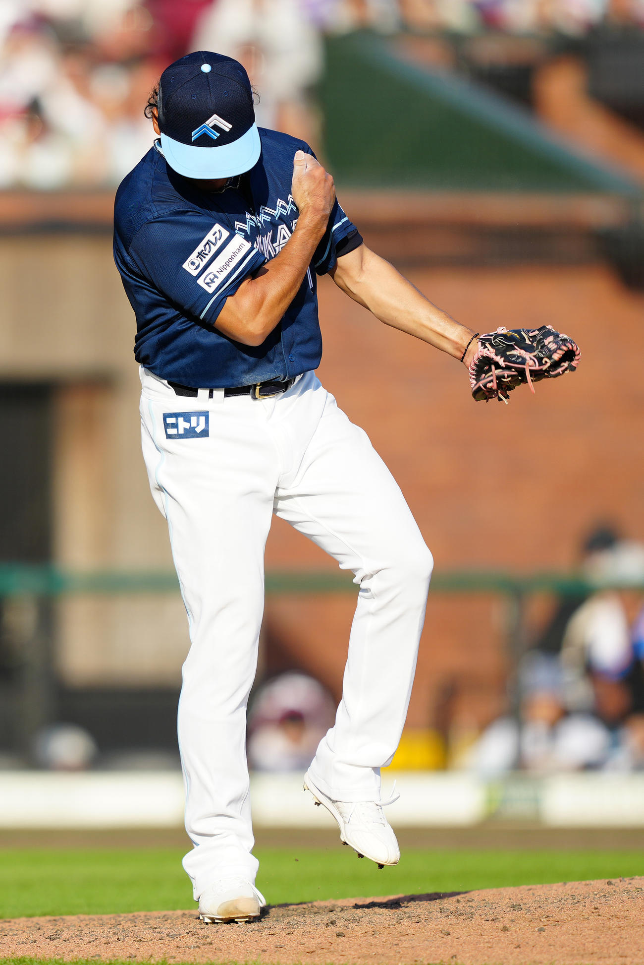 楽天対日本ハム　7回裏楽天2死一、二塁、小郷を見逃し三振に仕留め、ガッツポーズする伊藤大（撮影・鈴木みどり）