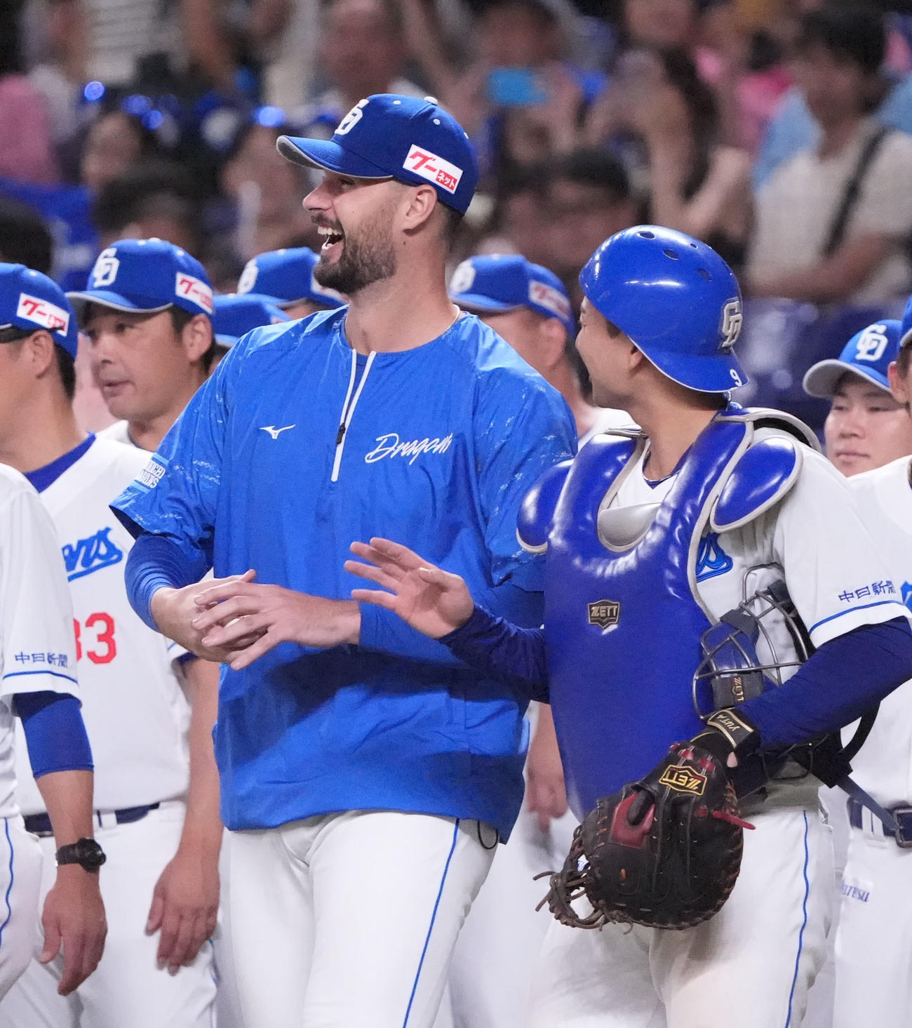 中日対DeNA　試合終了、マラー（中央）は勝利球を手に石伊と談笑する（撮影・森本幸一）