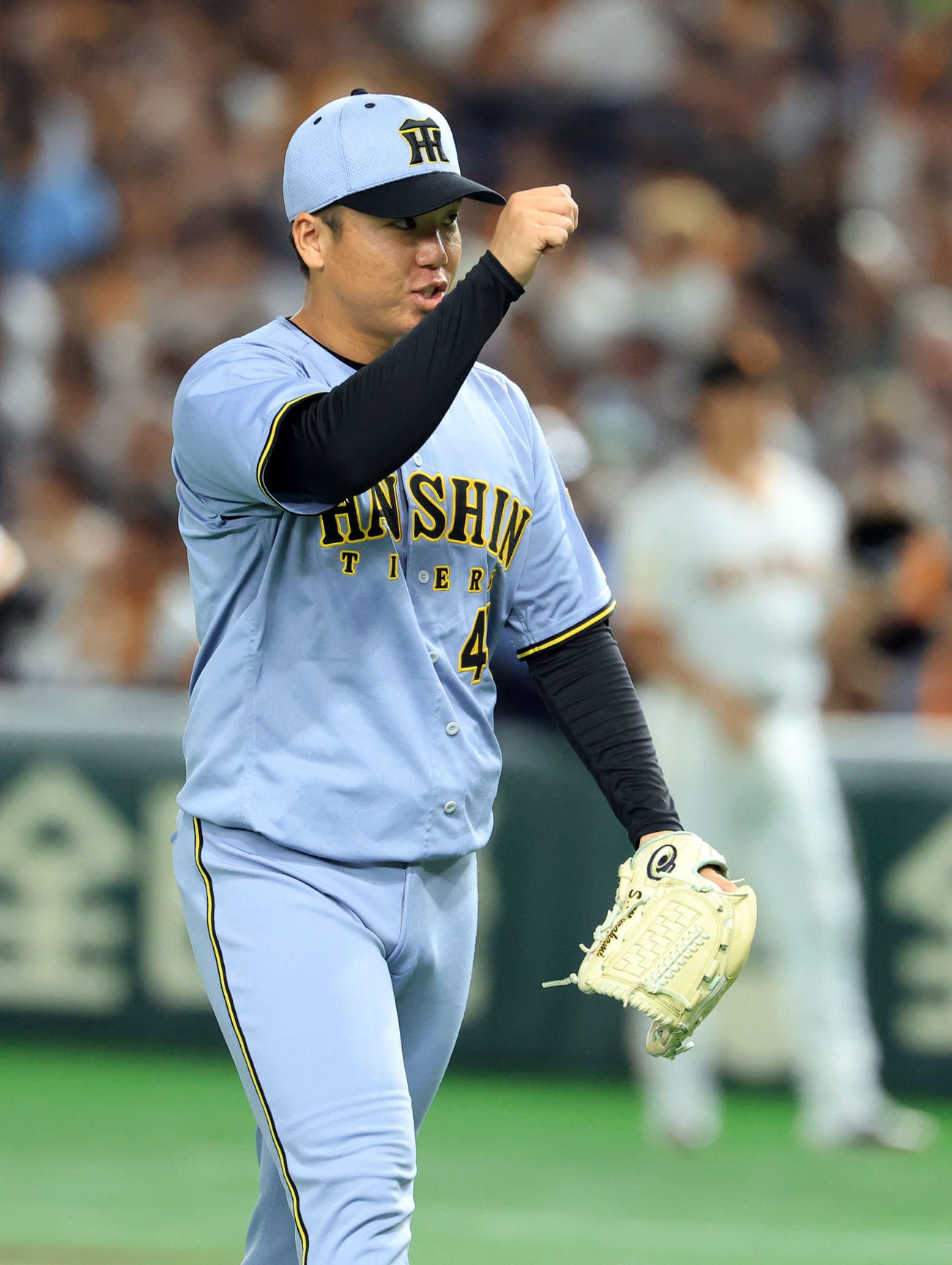 巨人対阪神　2回裏巨人を抑え、グーポーズする村上（撮影・浅見桂子）