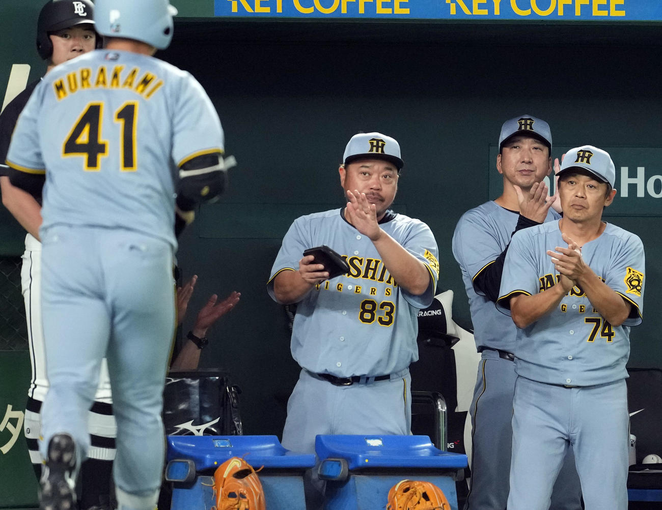 巨人対阪神　3回表阪神1死一塁、送りバントを決めた村上を迎える藤川監督（右から2人目）（撮影・たえ見朱実）