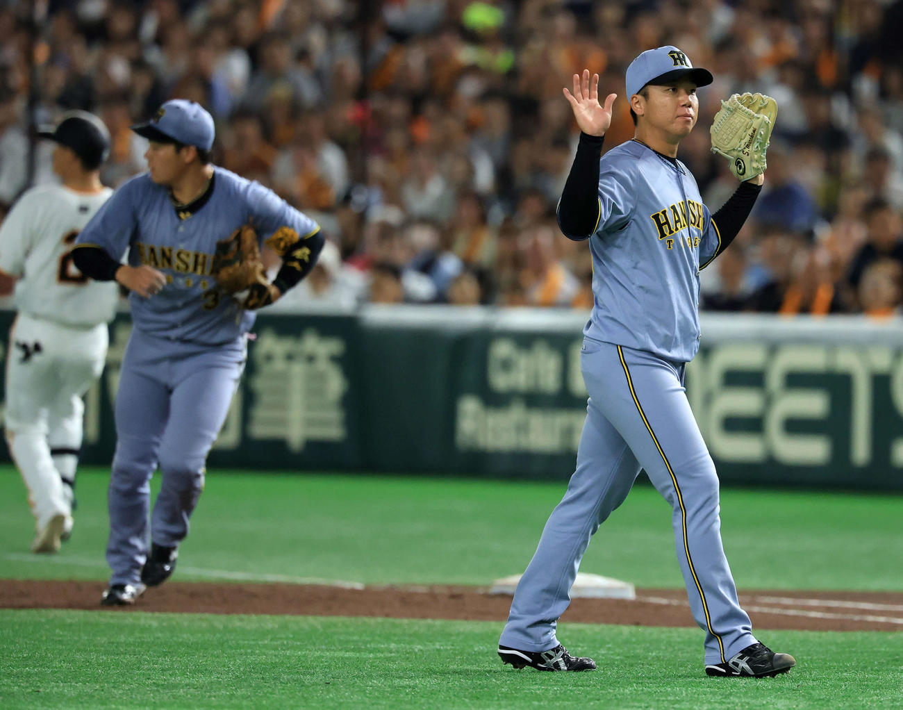 巨人対阪神　4回裏巨人1死二塁、吉川尚輝（左奥）を二塁ゴロに仕留め手を上げる村上（撮影・浅見桂子）