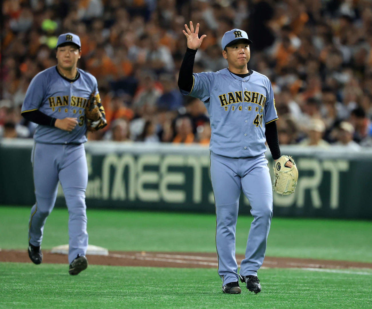巨人対阪神　4回裏巨人1死二塁、吉川を二塁ゴロに仕留め手を上げる村上（撮影・浅見桂子）
