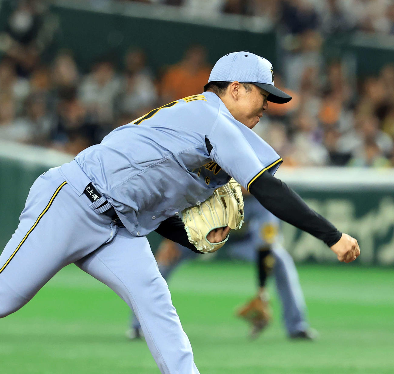 巨人対阪神　6回裏巨人2死三塁、増田陸に投げ込む村上（撮影・浅見桂子）