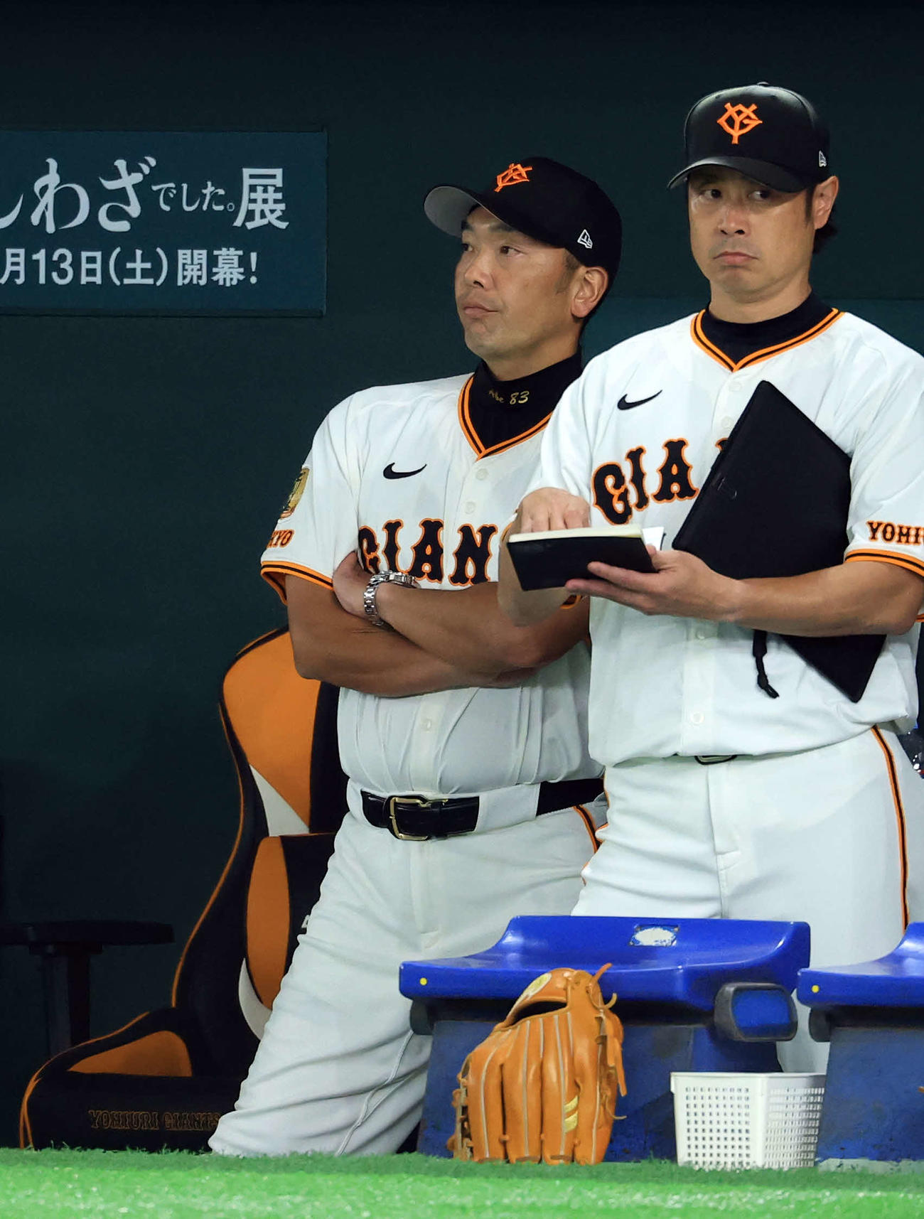 巨人対阪神　投手戦に腕組みして見つめる巨人阿部監督（奥）（撮影・浅見桂子）