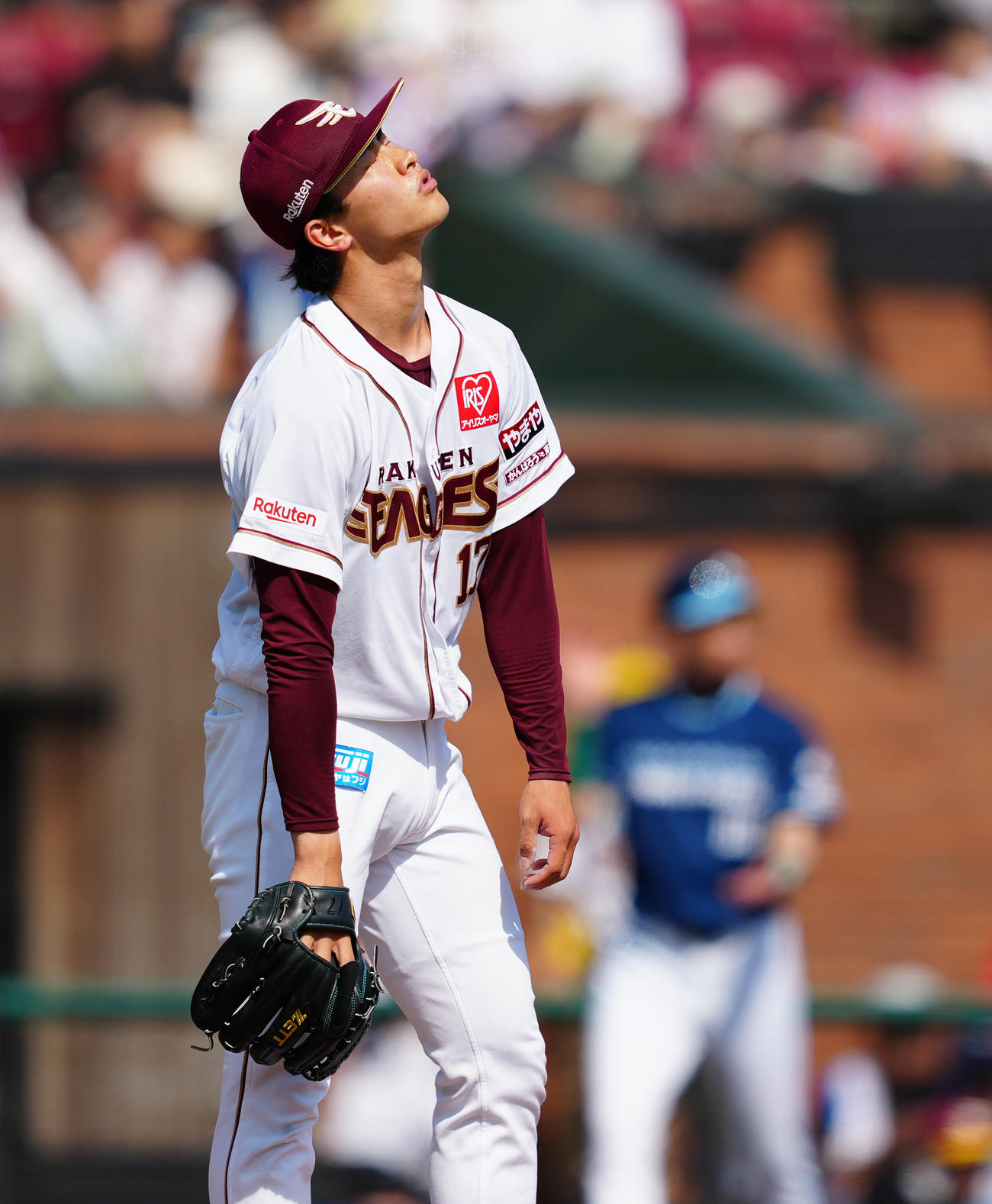 楽天対日本ハム　3回表日本ハム無死、レイエスに右越えソロ本塁打を浴び、肩を落とす古謝（撮影・鈴木みどり）