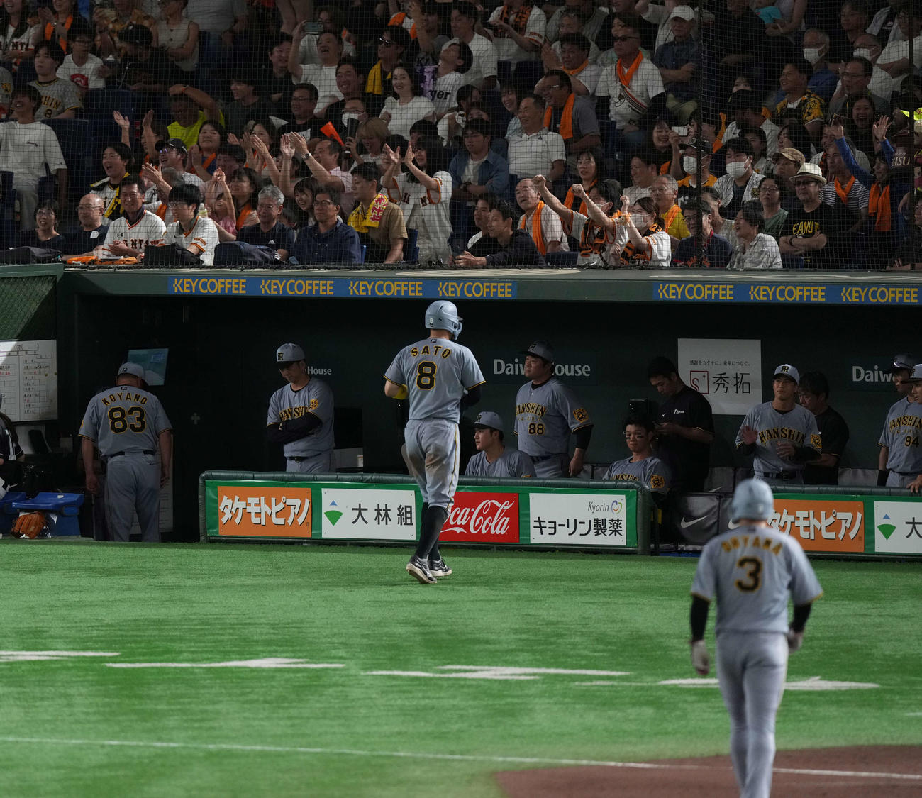 巨人対阪神　7回、無得点に終わりうなだれる阪神藤川監督（中央）（撮影・井上学）