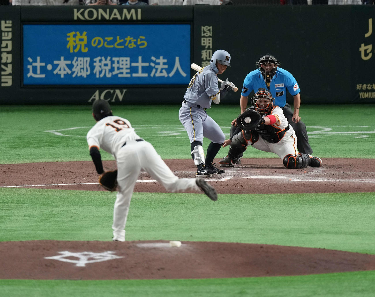 巨人対阪神　7回表阪神無2死満塁、三振する糸原健斗（撮影・井上学）