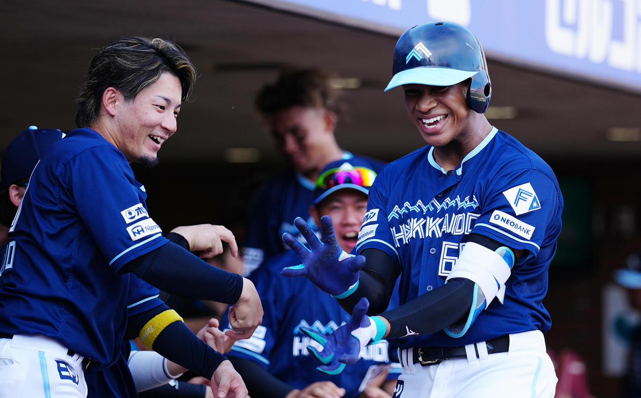 楽天対日本ハム　7回表日本ハム2死、左越えソロ本塁打を放った万波（右）はベンチ前でポーズ（撮影・鈴木みどり）