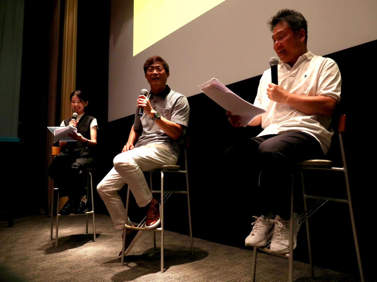 トークショーに参加する左から司会進行の中島麗記者、元阪神桧山進次郎氏、高原寿夫編集委員（撮影・白石智彦）