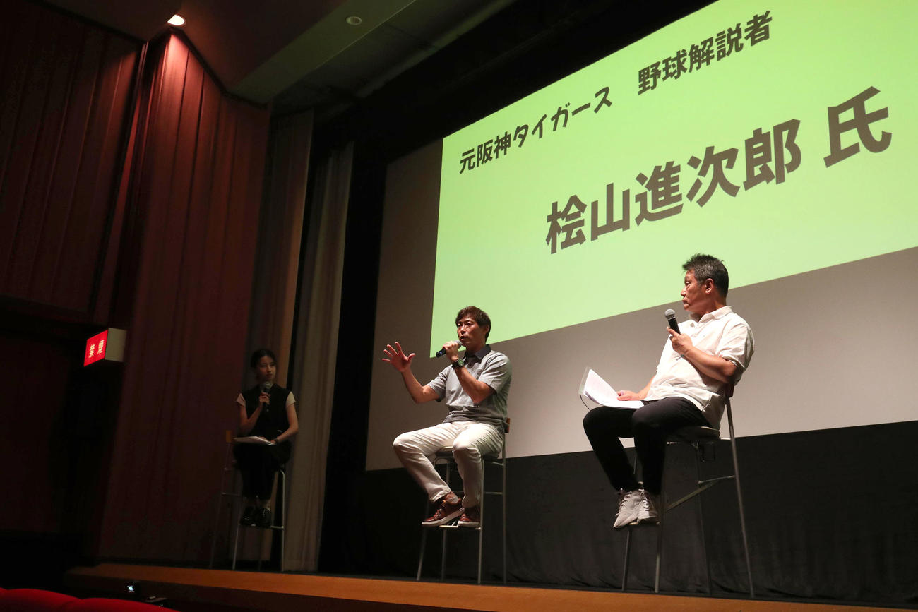 トークショーに参加する元阪神桧山進次郎氏（中央）と高原寿夫編集委員（撮影・白石智彦）
