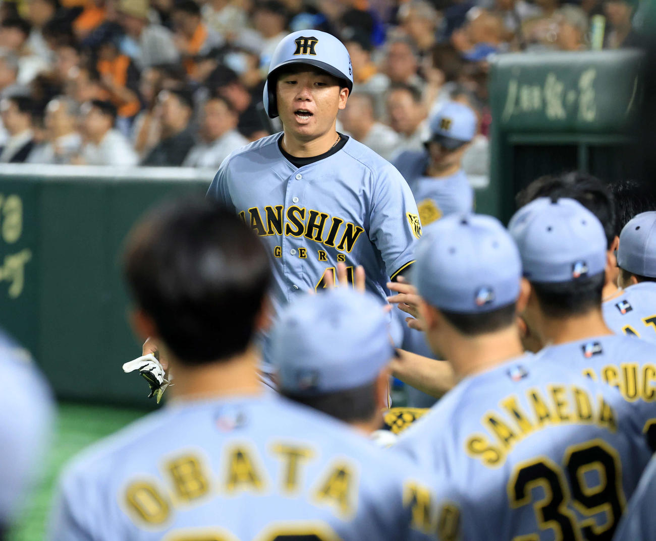 巨人対阪神　3回表阪神1死一塁、村上は送りバントを決めナインとハイタッチ（撮影・浅見桂子）