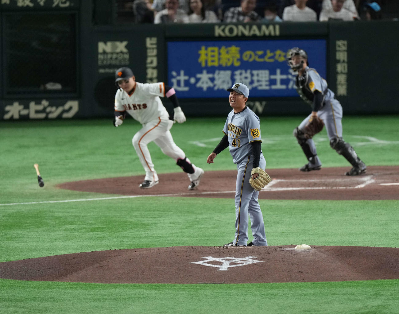 巨人対阪神　4回裏巨人無死、丸に安打を浴びる村上（撮影・井上学）