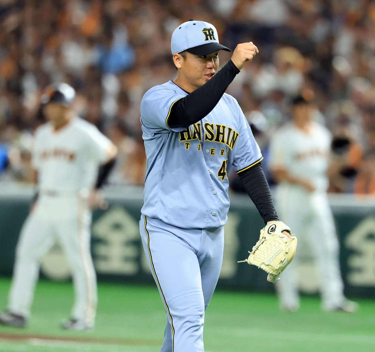 巨人対阪神　2回裏巨人を抑え、グーポーズする村上（撮影・浅見桂子）