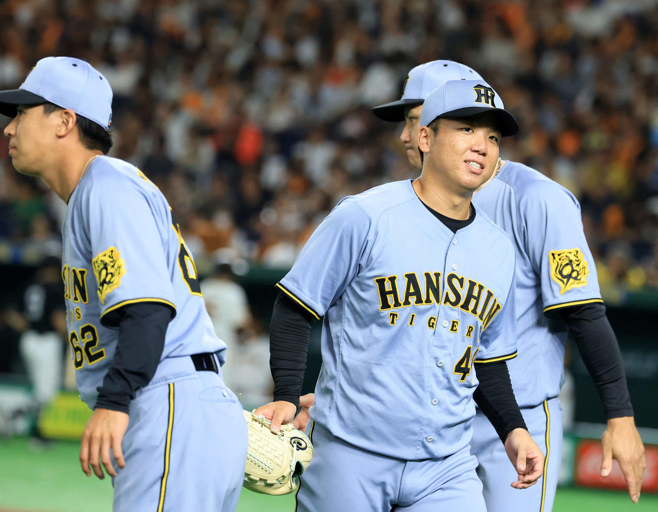 巨人対阪神　2回裏巨人を抑え、笑みを浮かべてナインとタッチする村上（撮影・浅見桂子）