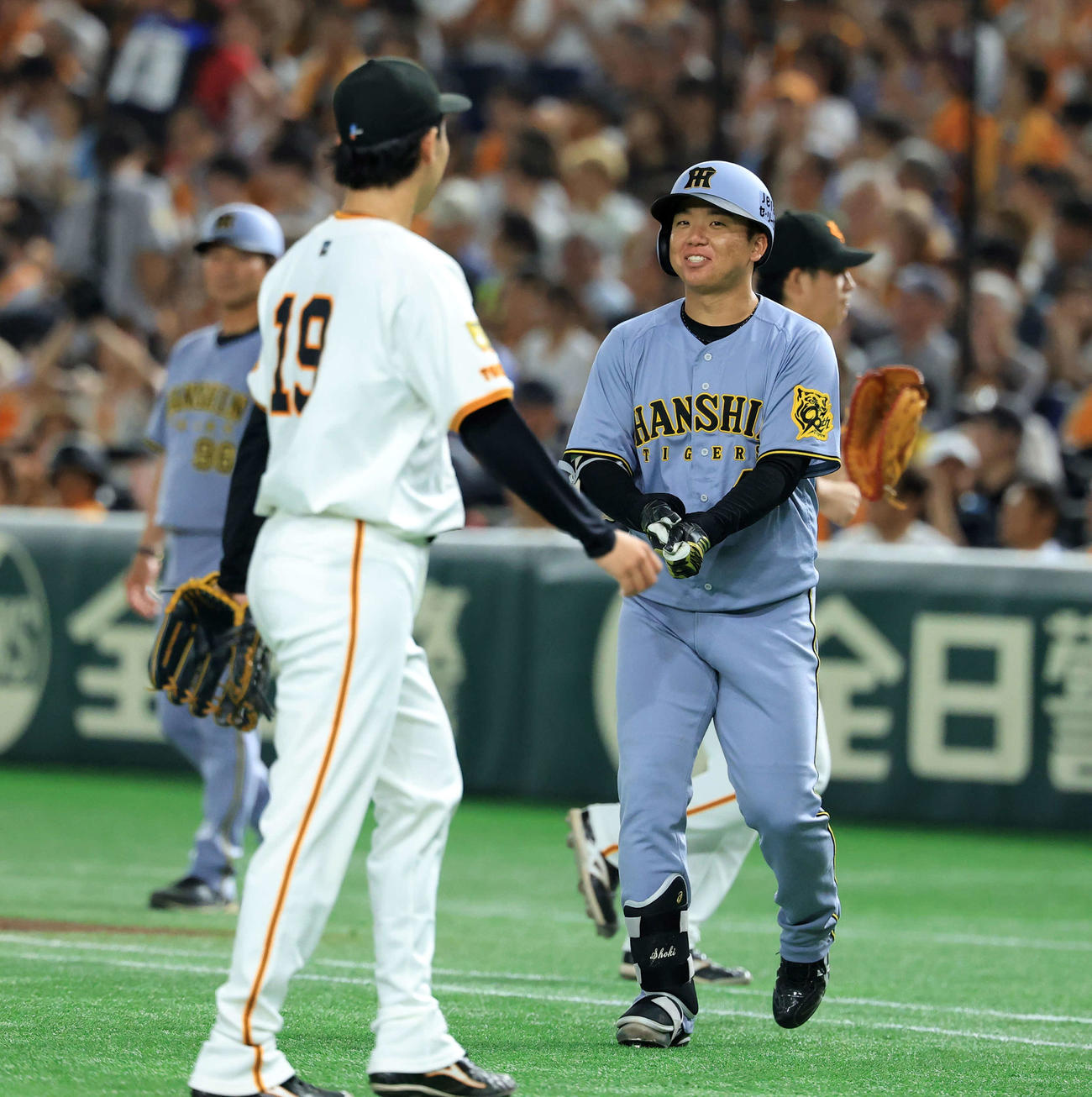 巨人対阪神　5回表阪神2死、中飛に倒れた村上（右）は山崎とすれ違う時、笑みを浮かべる（撮影・浅見桂子）