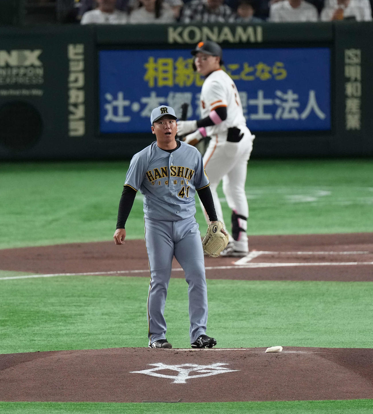 巨人対阪神　1回裏巨人無死、丸を三振に打ち取る村上（撮影・井上学）