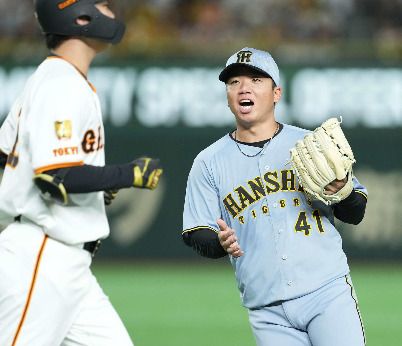 巨人対阪神　5回裏巨人2死一、二塁、山崎を投ゴロに打ち取り笑顔を見せる阪神の先発村上（撮影・たえ見朱実）