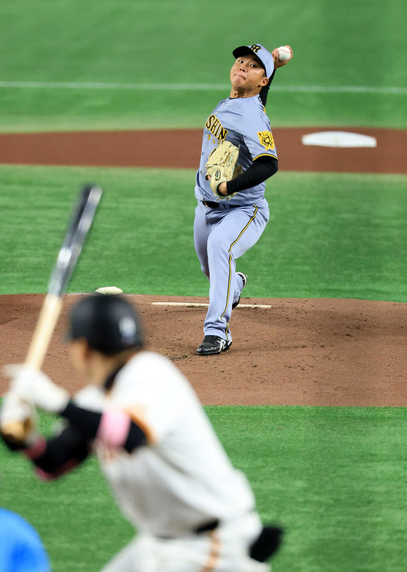 巨人対阪神　力投する阪神先発の村上。打者丸（撮影・浅見桂子）