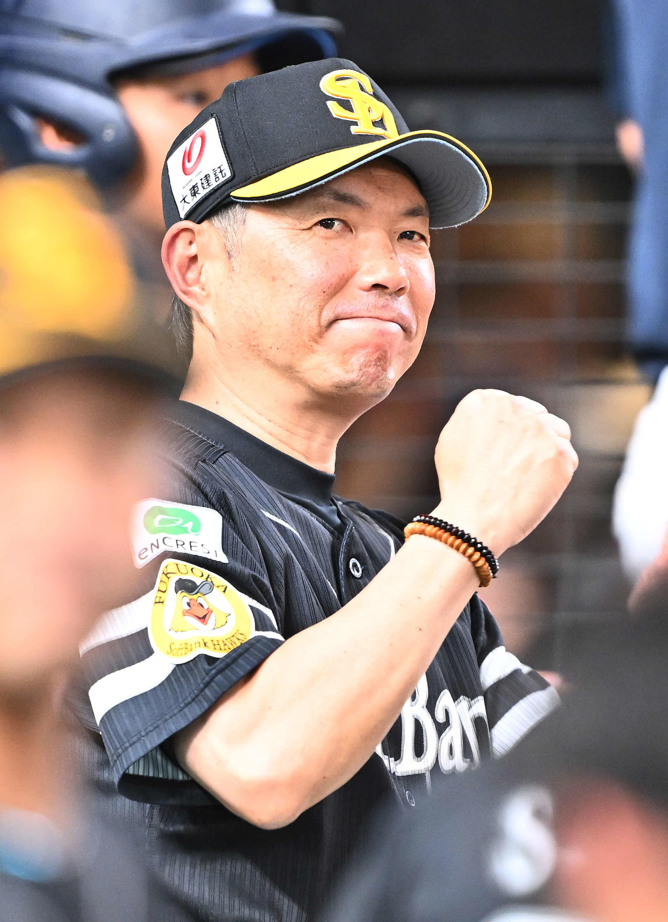 西武対ソフトバンク　ベンチで笑顔のソフトバンク小久保監督（撮影・滝沢徹郎）