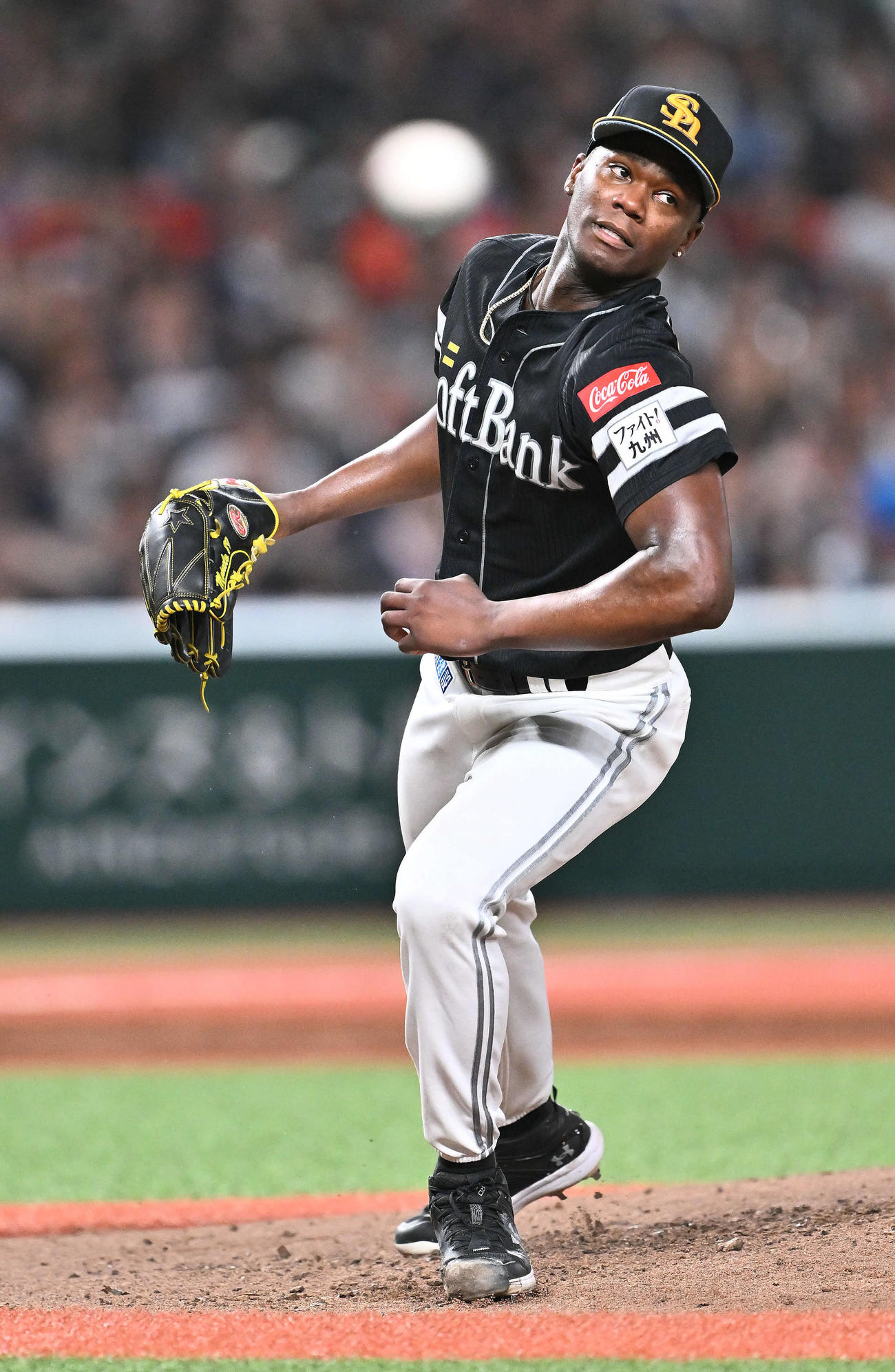 西武対ソフトバンク　5回裏西武1死、山村を一ゴロに打ち取るモイネロ（撮影・滝沢徹郎）
