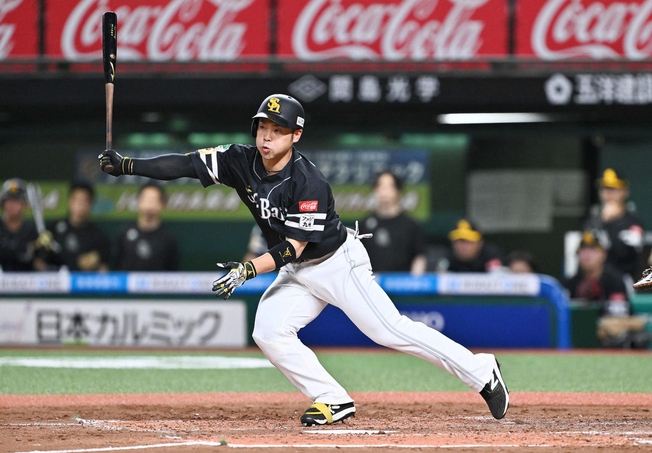 西武対ソフトバンク　3回表ソフトバンク2死一塁、近藤は左翼に二塁打を放つ（撮影・滝沢徹郎）