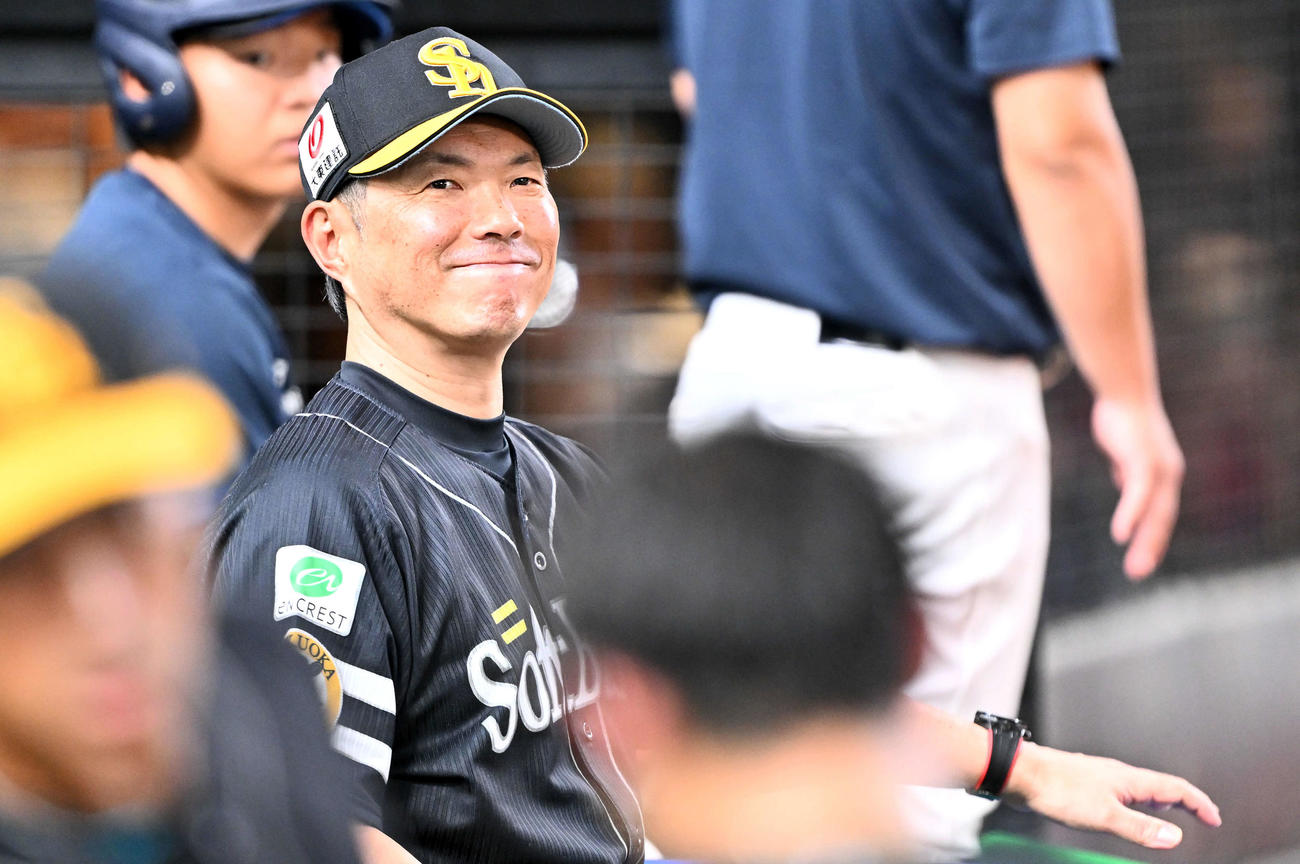 西武対ソフトバンク　ベンチで笑顔のソフトバンク小久保監督（撮影・滝沢徹郎）
