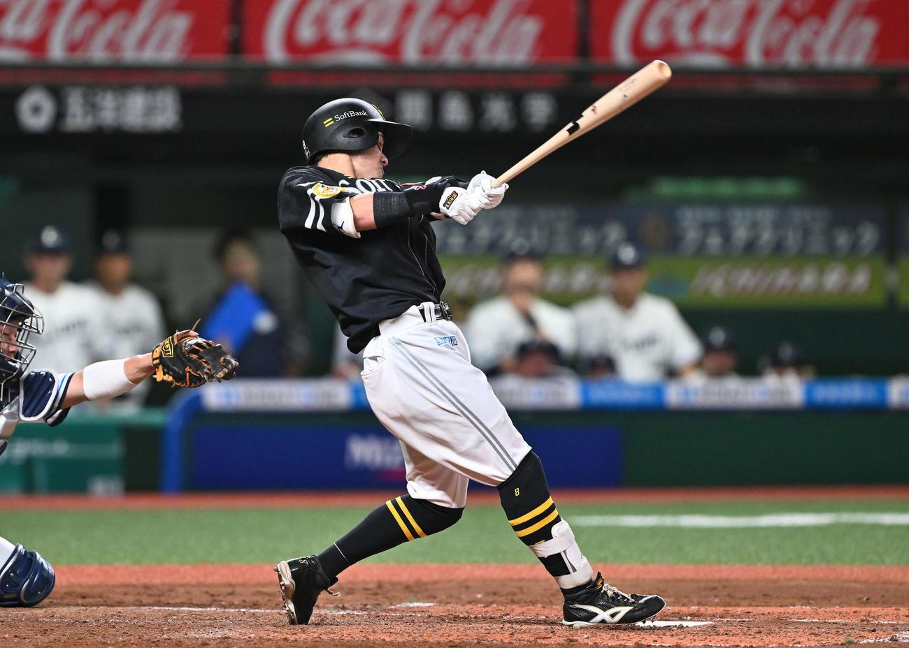 西武対ソフトバンク　4回表ソフトバンク1死二塁、牧原大は左中間に先制適時二塁打を放つ（撮影・滝沢徹郎）