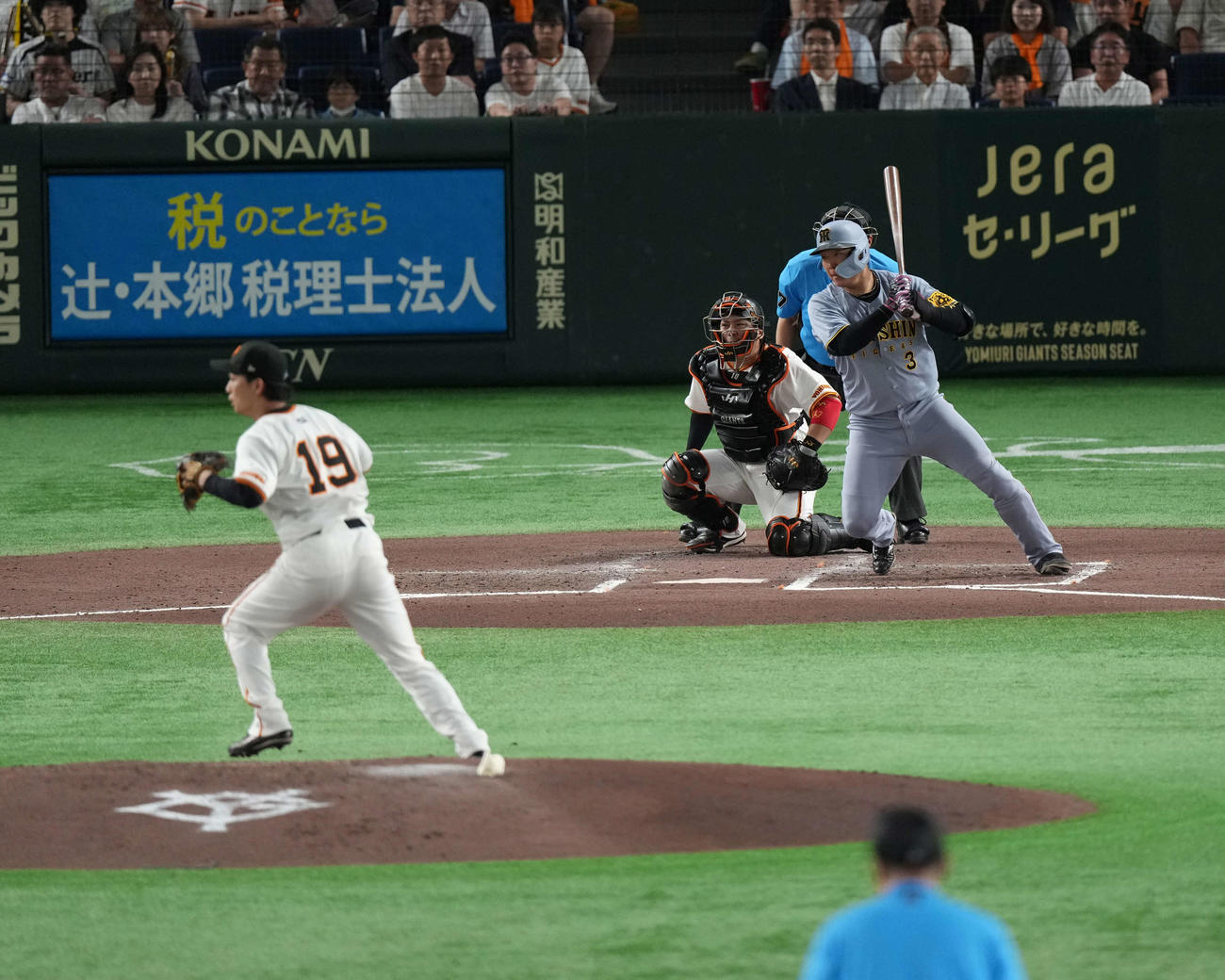 巨人対阪神　7回表阪神無死一塁、安打を放つ大山（撮影・井上学）