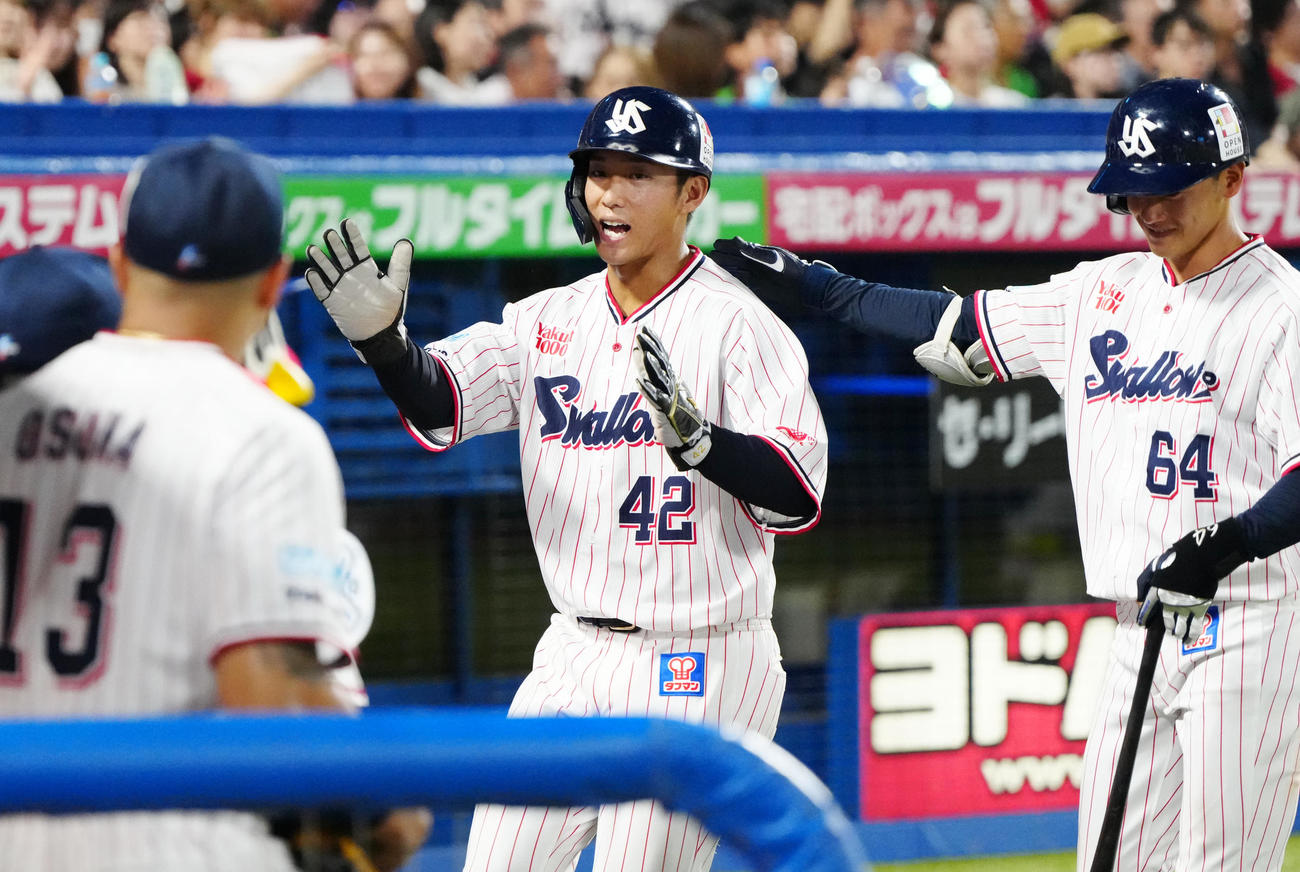 ヤクルト対広島　4回裏終了後、ベンチに引き揚げるヤクルト沢井（中央）（撮影・江口和貴）
