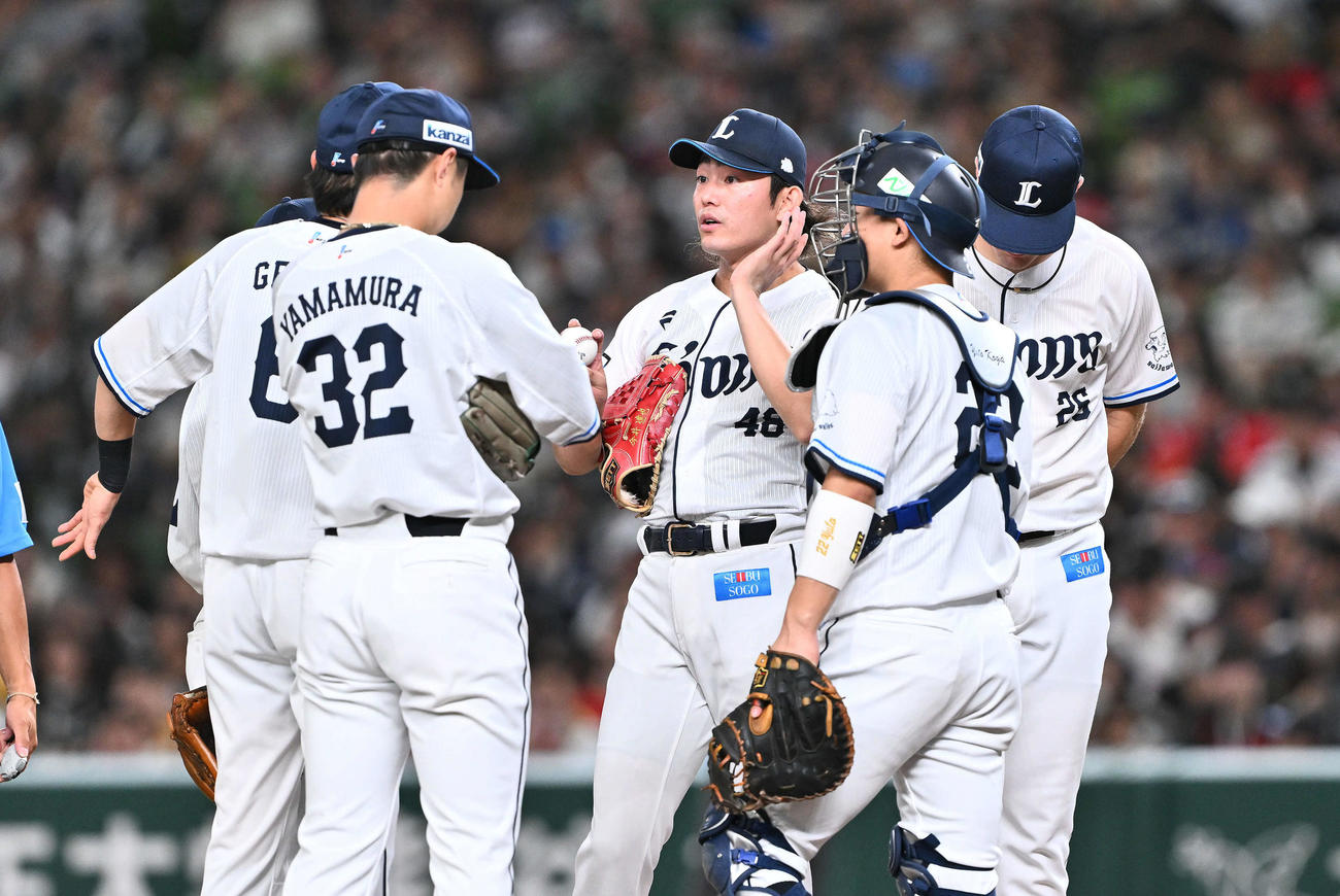 西武対ソフトバンク　1回表ソフトバンク1死一、二塁、近藤に四球を許したマウンドの今井（中央）のもとに集まる選手たち（撮影・滝沢徹郎）