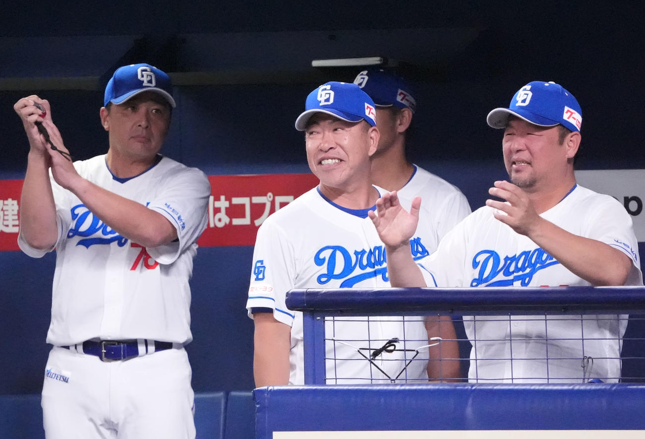 中日対DeNA 5回裏中日1死満塁、井上監督（左から2人目）はボスラーの2点適時打に明るい表情を見せる（撮影・森本幸一）