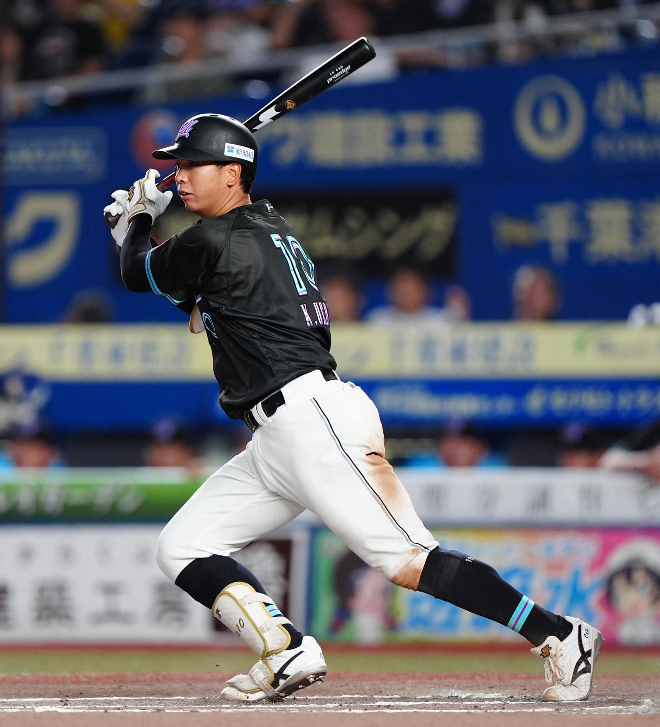 ロッテ対オリックス　6回裏ロッテ無死一、三塁、左前適時打を放つ上田（撮影・清水貴仁）