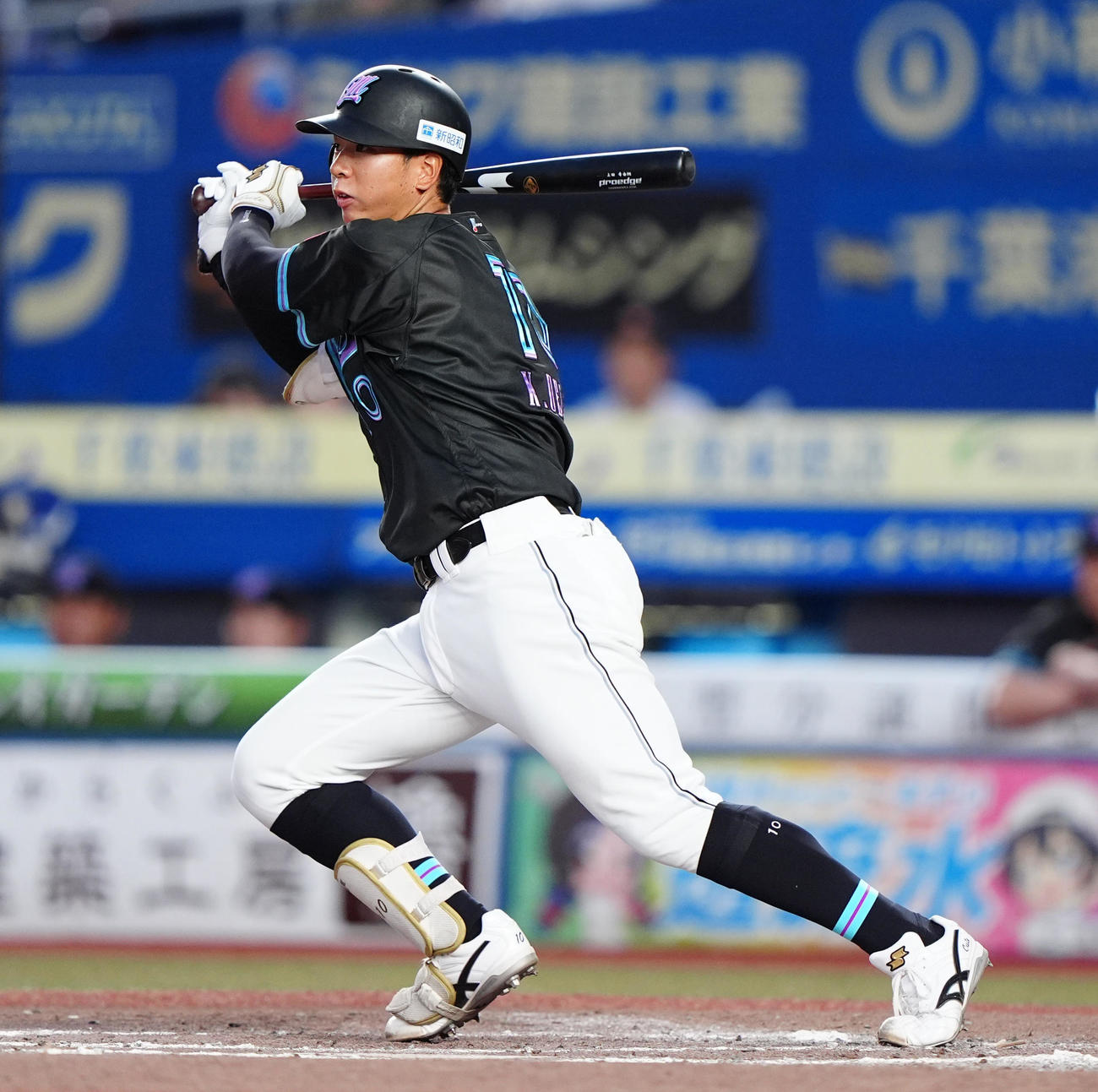 ロッテ対オリックス　3回裏ロッテ無死、左前打を放つ上田（撮影・清水貴仁）