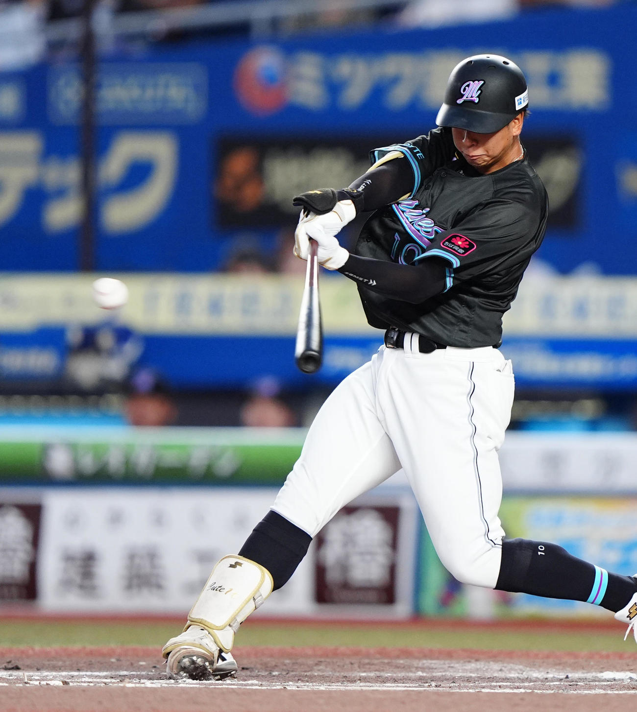 ロッテ対オリックス　3回裏ロッテ無死、左前打を放つ上田（撮影・清水貴仁）