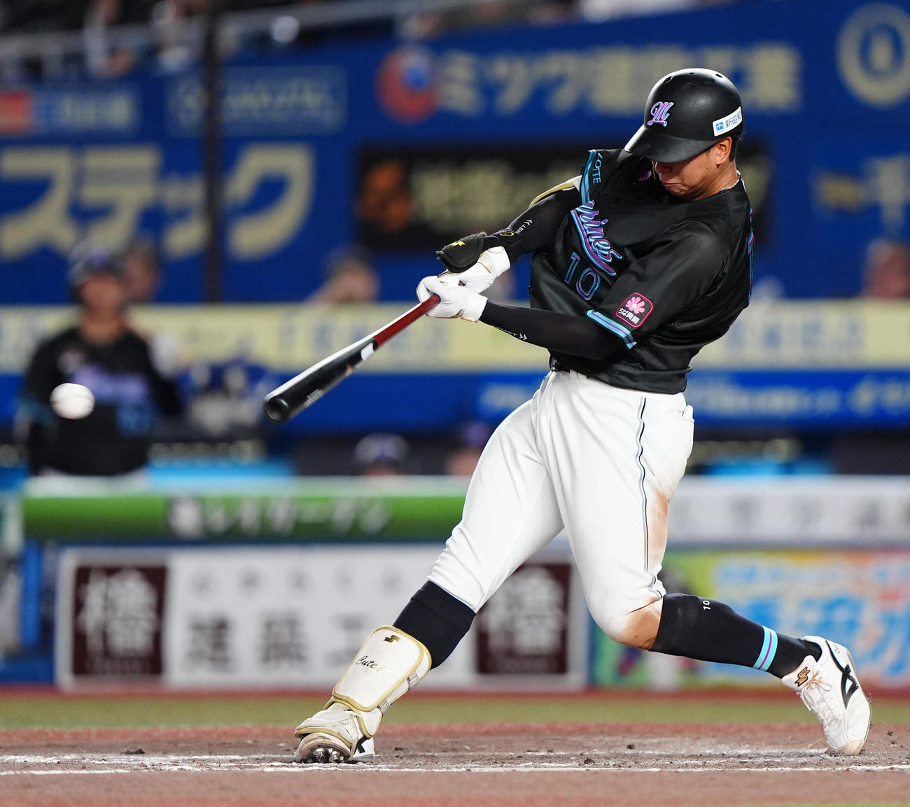 ロッテ対オリックス　5回裏ロッテ1死、右翼線二塁打を放つ上田（撮影・清水貴仁）