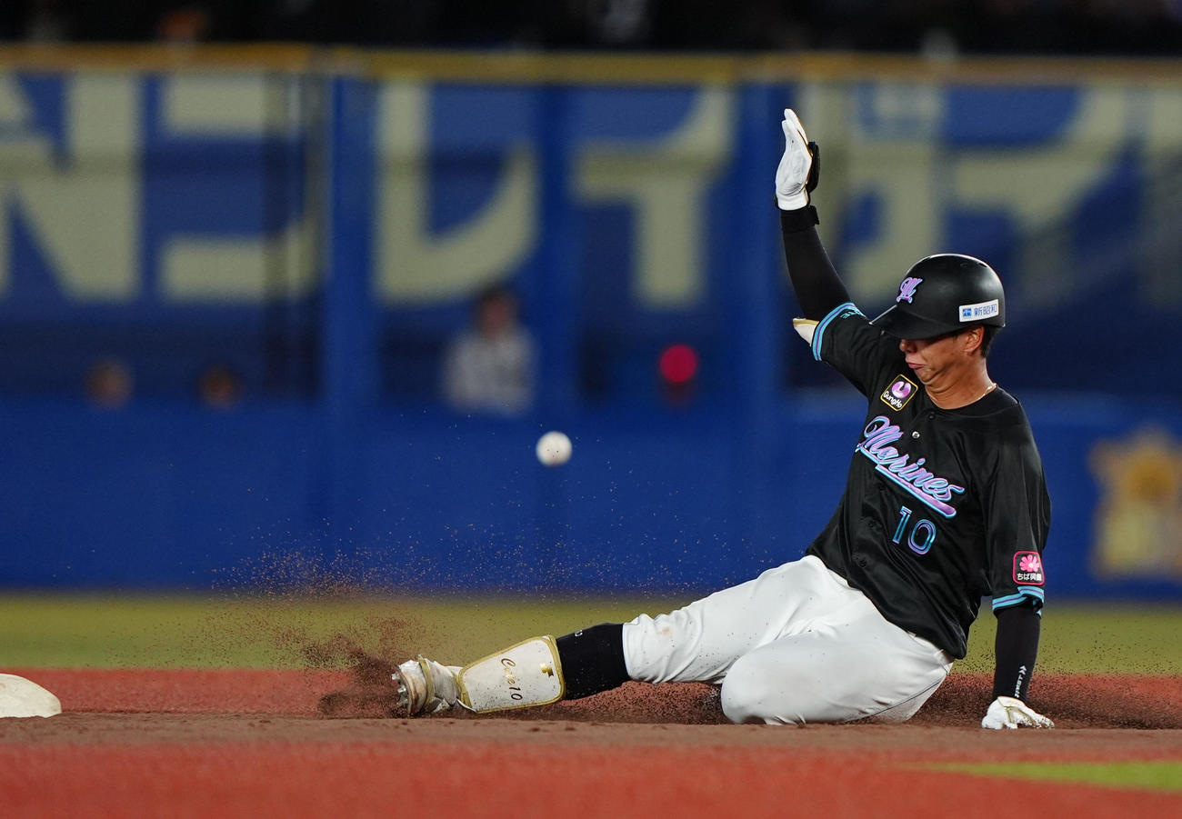 ロッテ対オリックス　5回裏ロッテ1死、右翼線二塁打を放つ上田（撮影・清水貴仁）