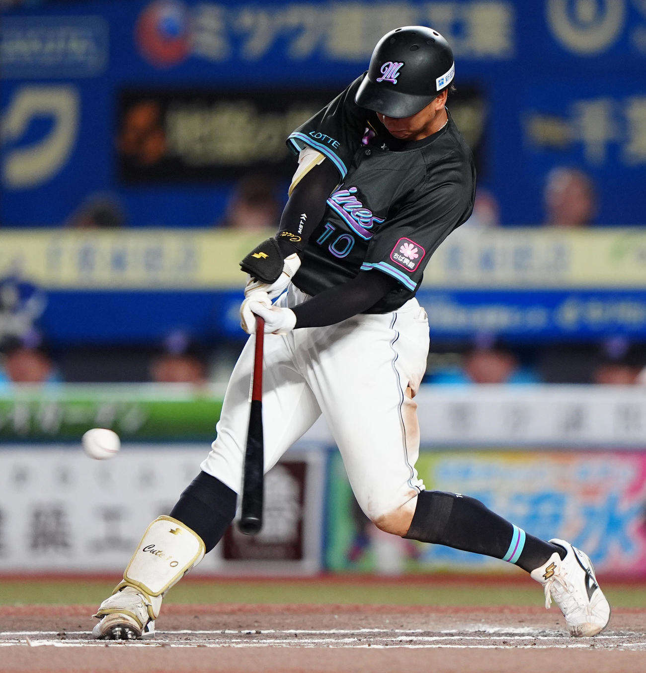 ロッテ対オリックス　6回裏ロッテ無死一、三塁、左前適時打を放つ上田（撮影・清水貴仁）