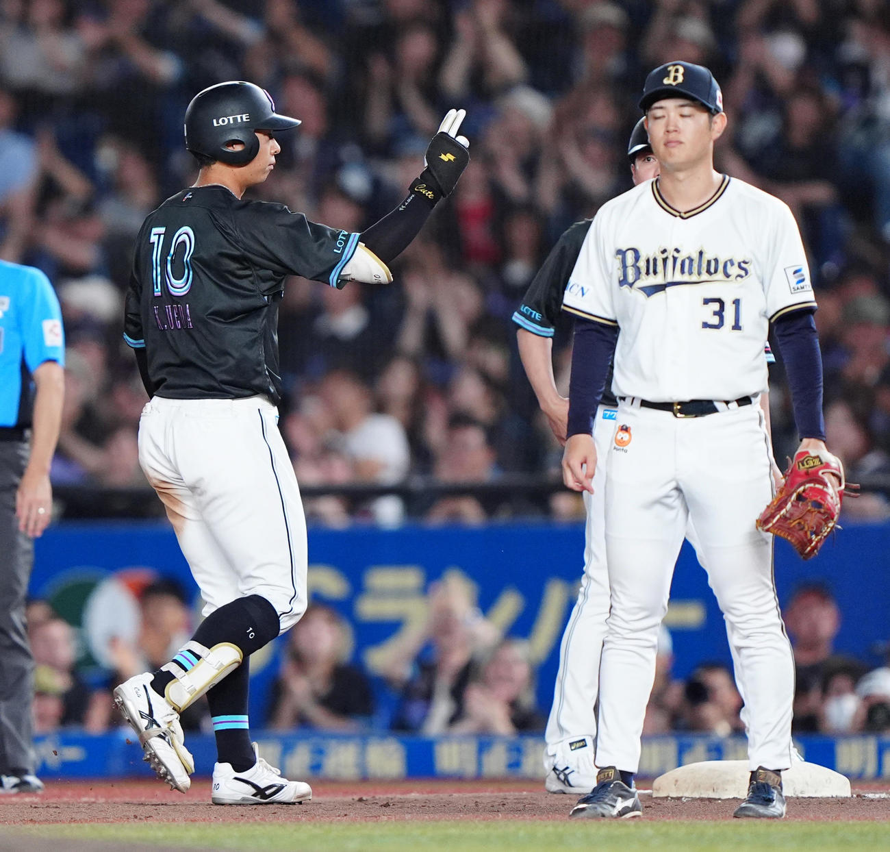 ロッテ対オリックス　6回裏ロッテ無死一、三塁、左前適時打を放つ上田（撮影・清水貴仁）