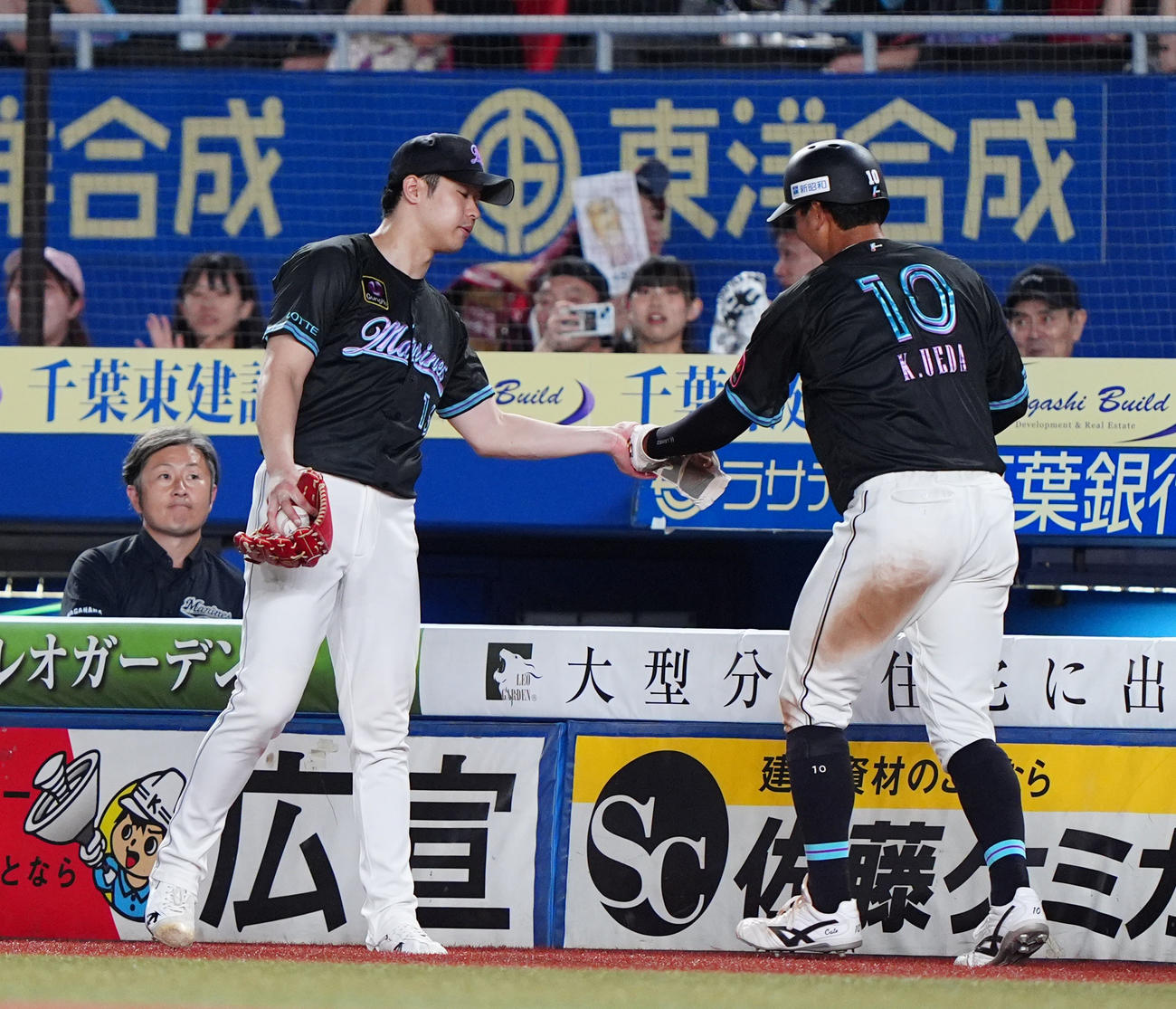 ロッテ対オリックス　6回裏ロッテ1死一、二塁、藤原の中越え適時二塁打で生還した上田希（右）を出迎える種市（撮影・清水貴仁）
