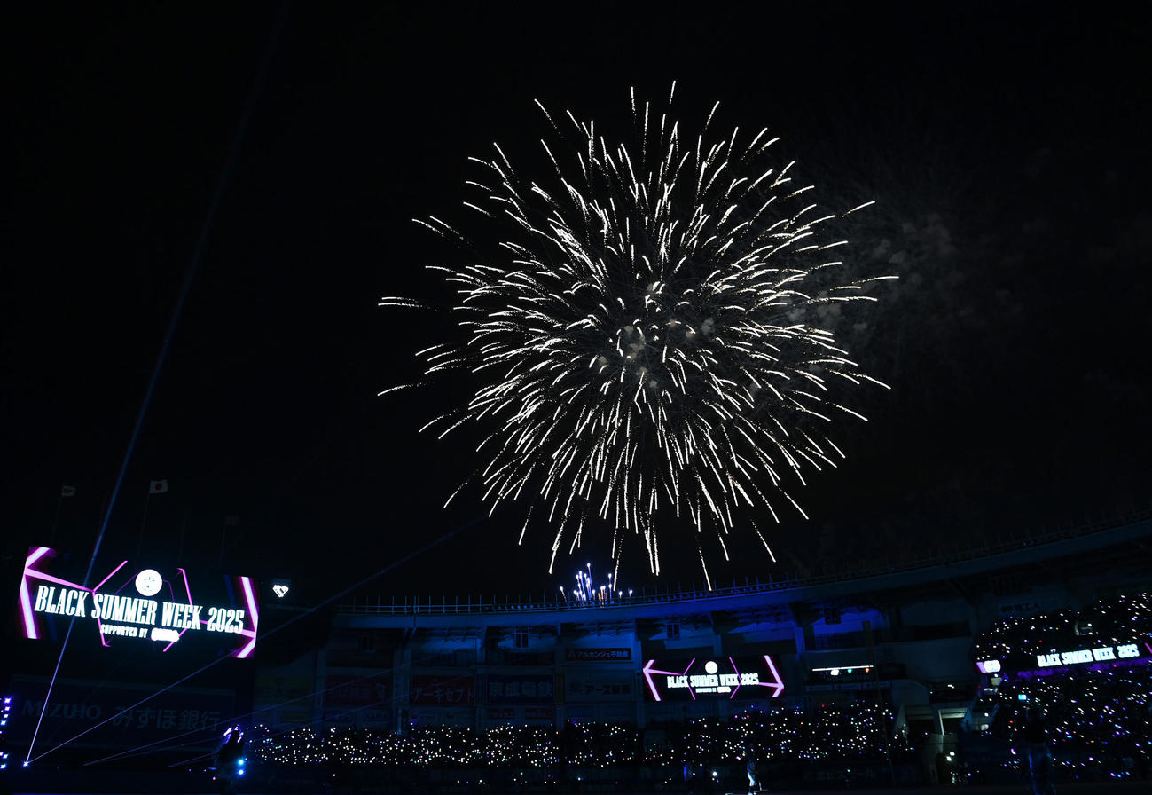 ロッテ対オリックス　5回終了後に花火が打ち上げられる（撮影・清水貴仁）