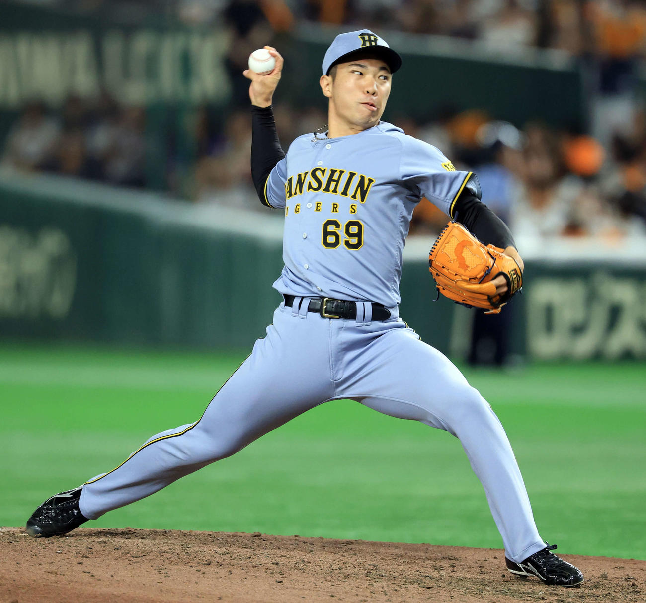 巨人対阪神　8回裏巨人を抑えた石井（撮影・浅見桂子）