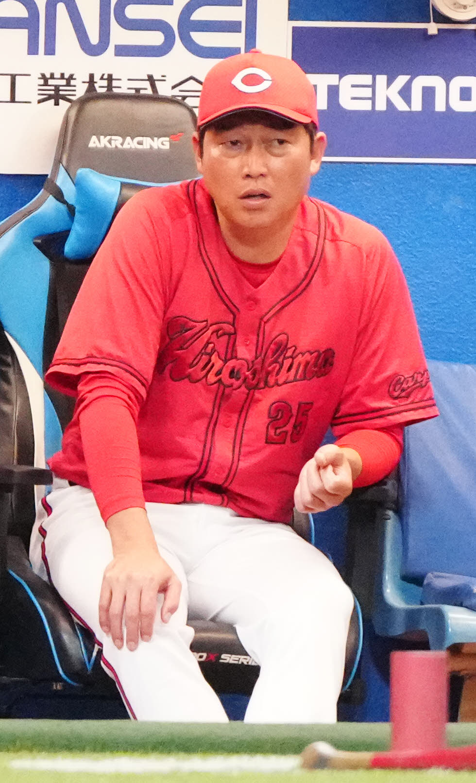 ヤクルト対広島　7回表開始をベンチで待つ広島新井監督（撮影・江口和貴）