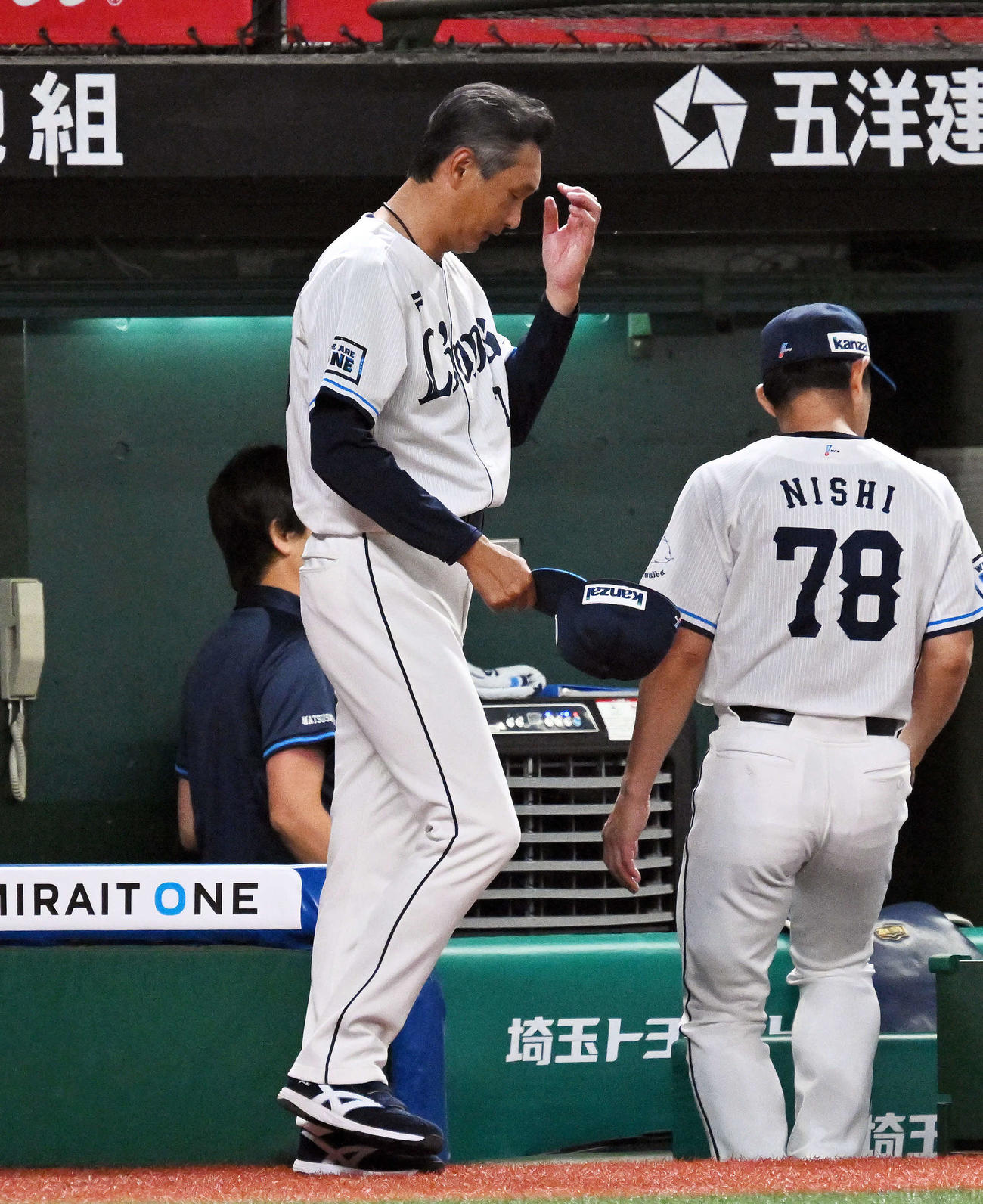 西武対ソフトバンク　試合に敗れ引き揚げる西武西口監督（撮影・滝沢徹郎）
