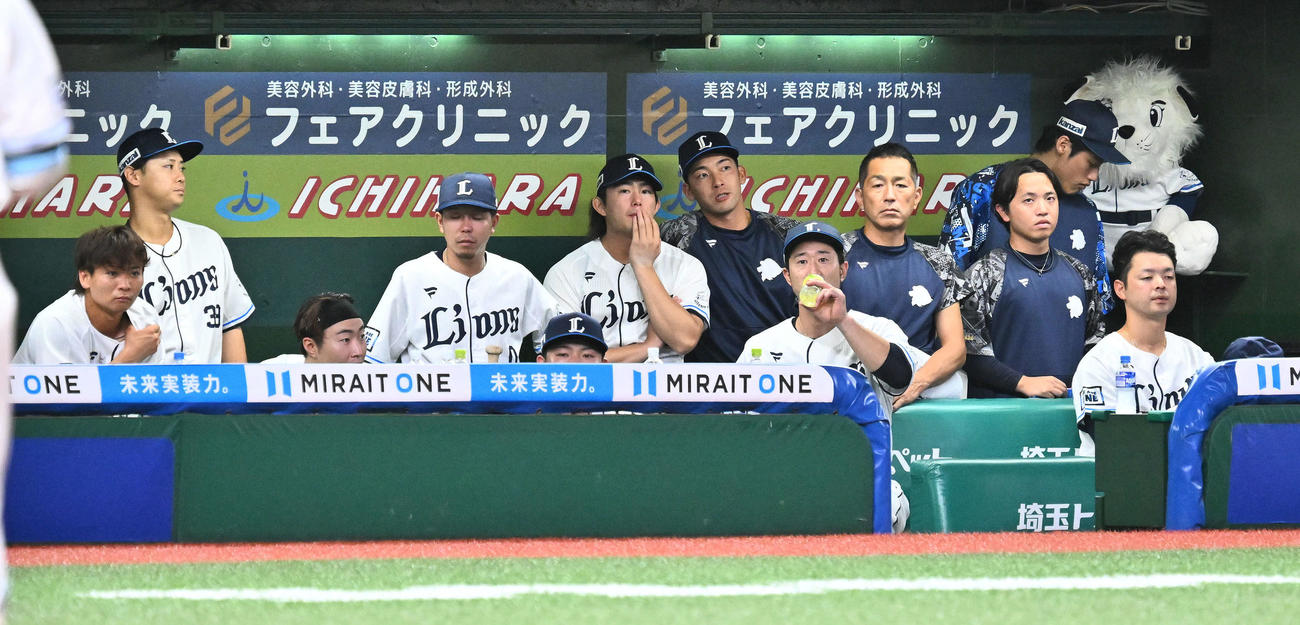 西武対ソフトバンク　9回裏、戦況を見つめる西武今井（中央）ら選手たち（撮影・滝沢徹郎）