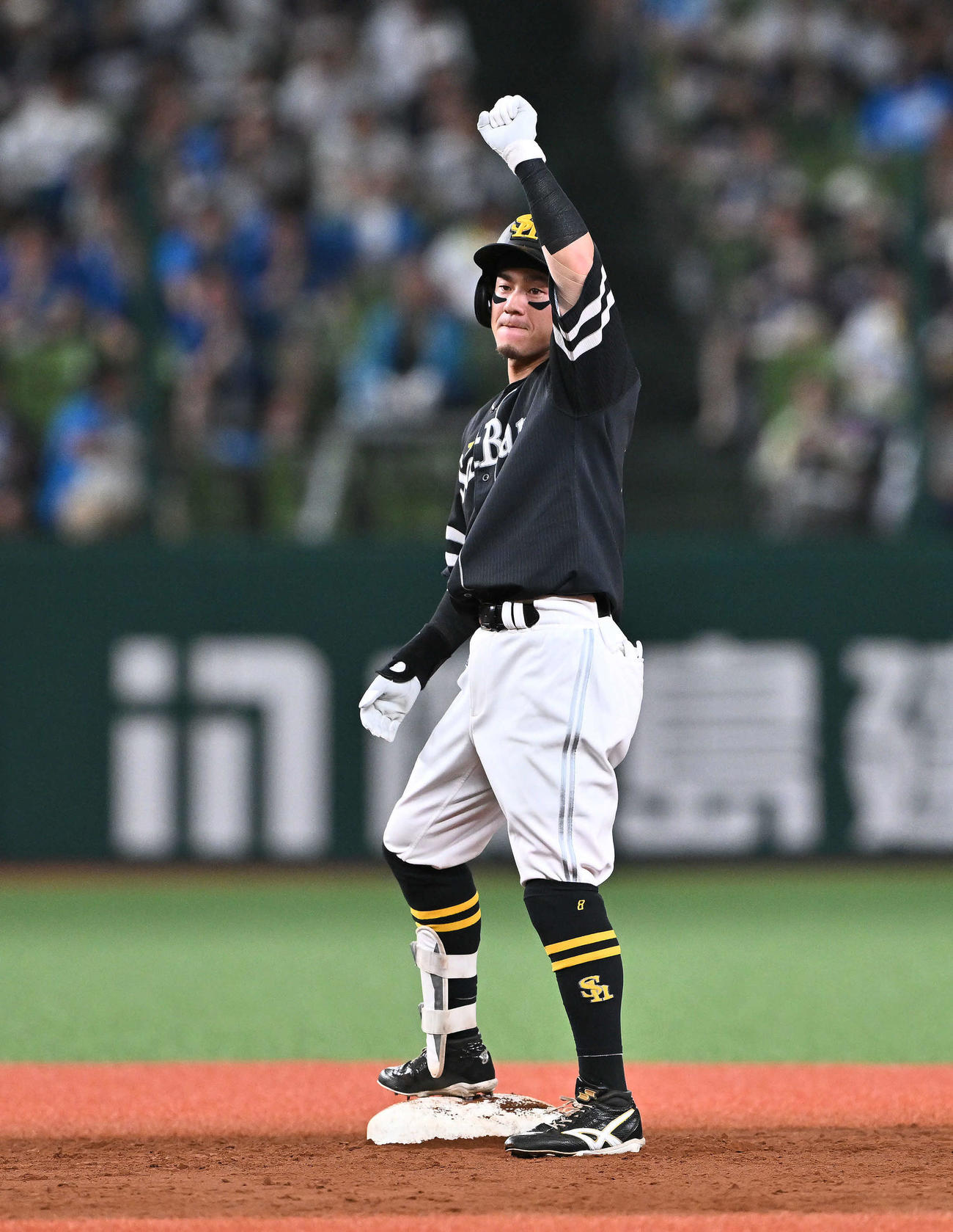 西武対ソフトバンク　4回表ソフトバンク1死二塁、先制適時二塁打を放った牧原大はガッツポーズする（撮影・滝沢徹郎）