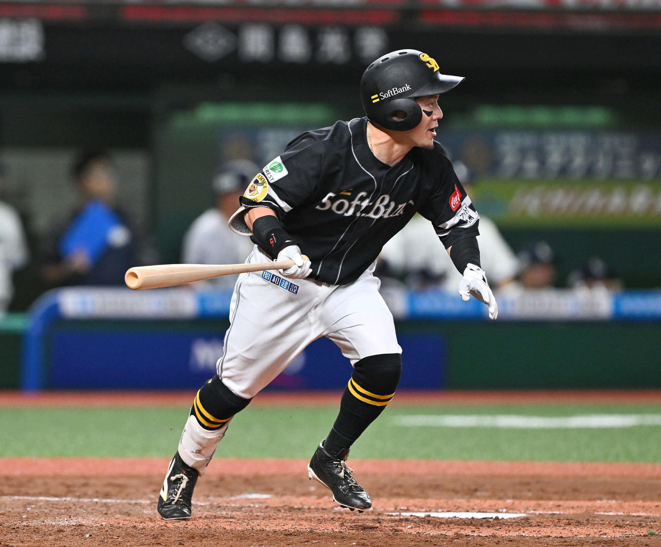 西武対ソフトバンク　4回表ソフトバンク1死二塁、牧原大は左中間に先制適時二塁打を放つ（撮影・滝沢徹郎）