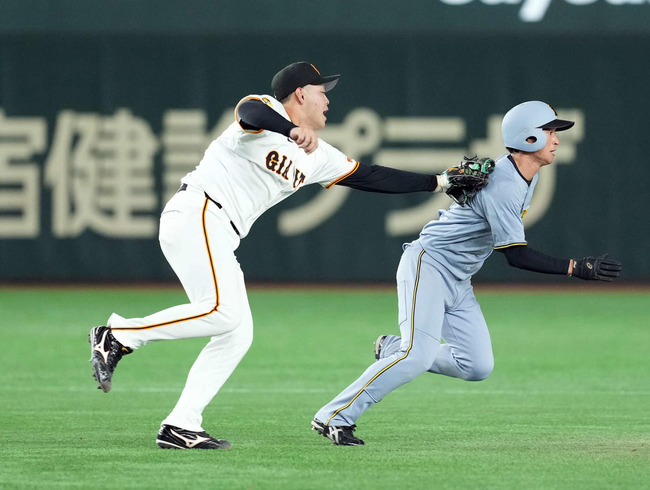 巨人対阪神　6回表阪神無死二塁、中野の投ゴロで飛び出した近本は三塁手荒巻にタッチされアウト（撮影・たえ見朱実）