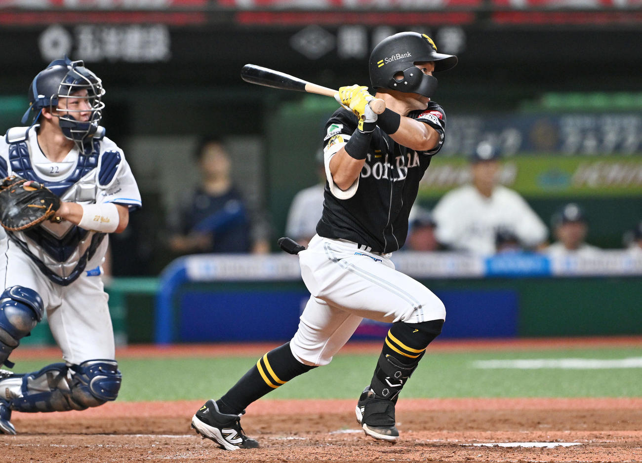 西武対ソフトバンク　4回表ソフトバンク2死一、三塁、中村晃は右翼に適時打を放つ（撮影・滝沢徹郎）