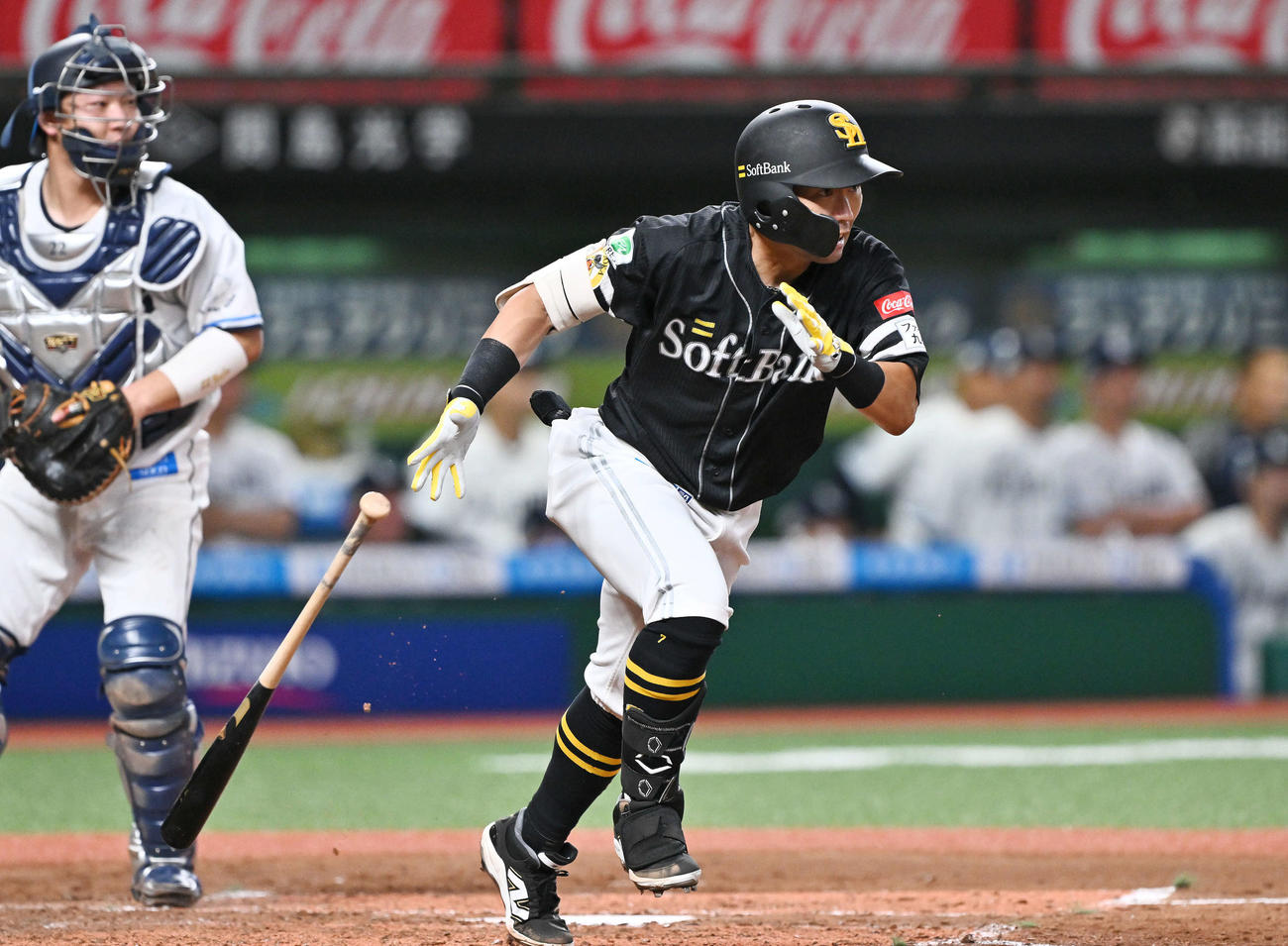 西武対ソフトバンク　4回表ソフトバンク2死一、三塁、中村晃は右翼に適時打を放つ（撮影・滝沢徹郎）